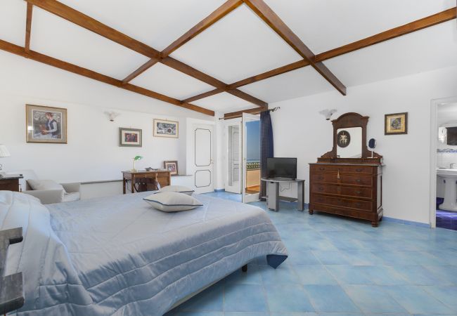 Villa a Sant´Agata sui Due Golfi - Villa Ferrara con Piscina a Sfioro, Vista Mare, Parcheggio e Giardino Villa a Sant´Agata sui Due Golfi - Villa Ferrara con Piscina a Sfioro, Vista Mare, Parcheggio e Giardino