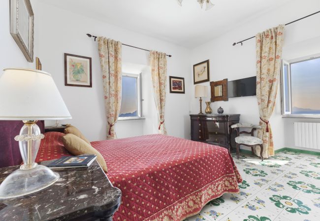 Villa a Sant´Agata sui Due Golfi - Villa Ferrara con Piscina a Sfioro, Vista Mare, Parcheggio e Giardino Villa a Sant´Agata sui Due Golfi - Villa Ferrara con Piscina a Sfioro, Vista Mare, Parcheggio e Giardino