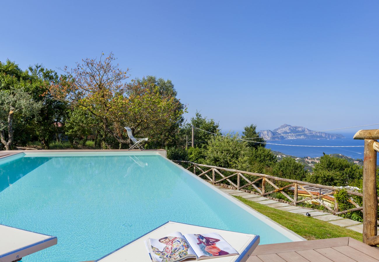 Villa a Sant´Agata sui Due Golfi - Villa Ferrara con Piscina a Sfioro, Vista Mare, Parcheggio e Giardino