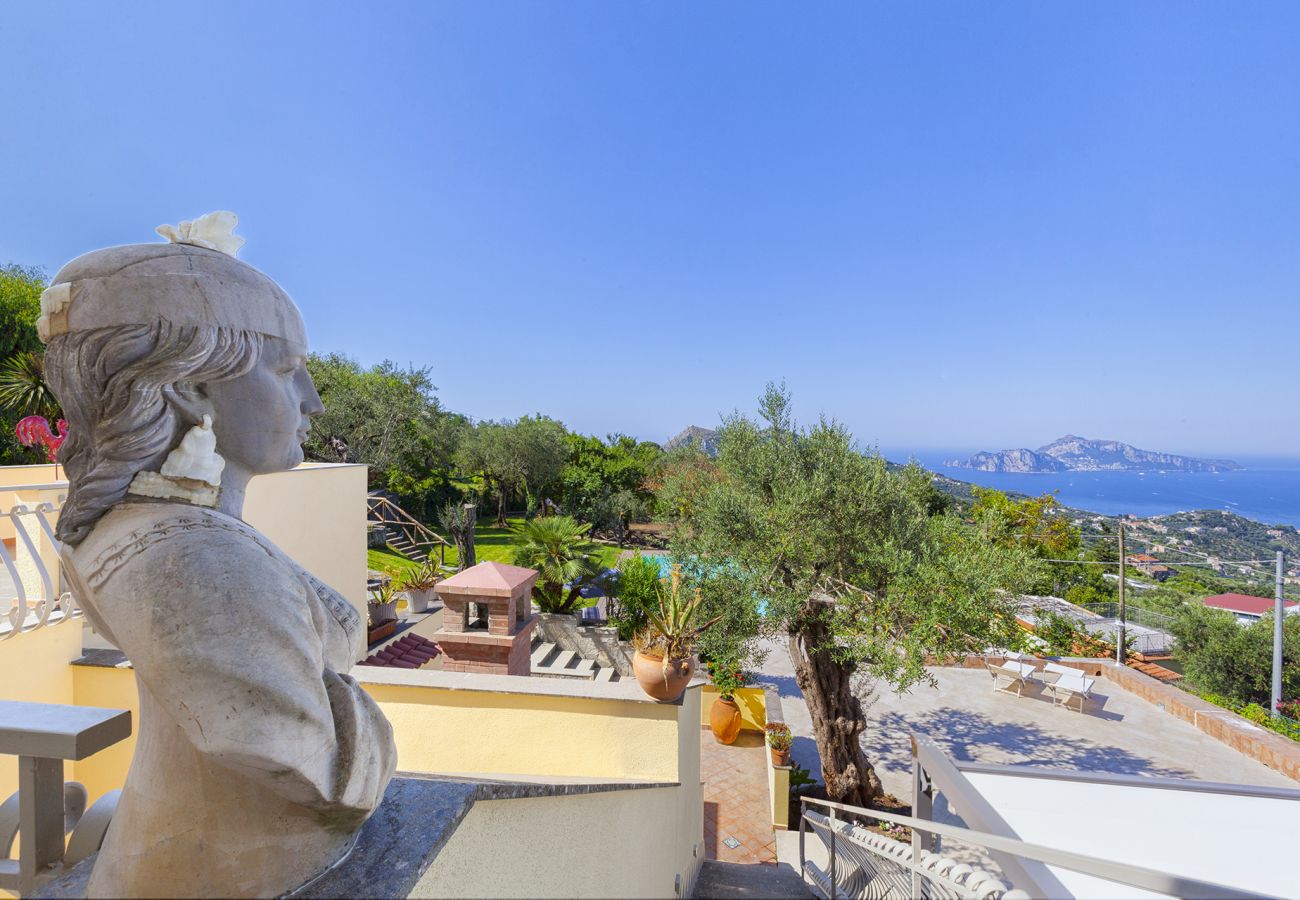 Villa a Sant´Agata sui Due Golfi - Villa Ferrara con Piscina a Sfioro, Vista Mare, Parcheggio e Giardino