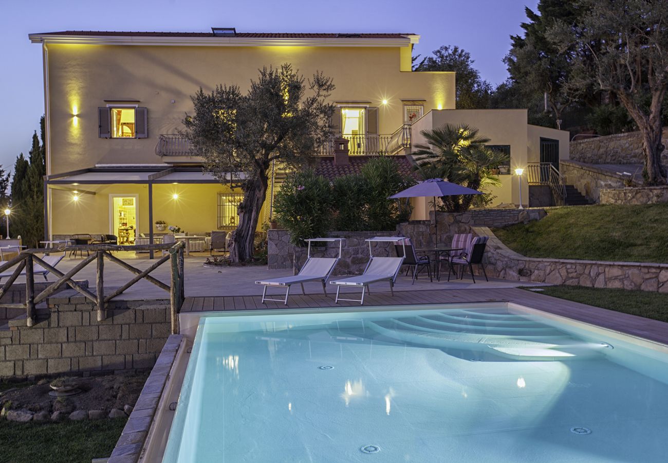 Villa a Sant´Agata sui Due Golfi - Villa Ferrara con Piscina a Sfioro, Vista Mare, Parcheggio e Giardino