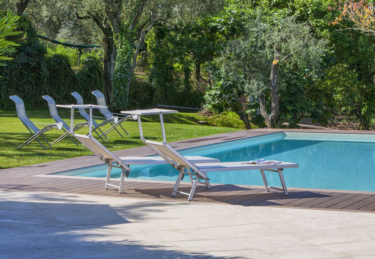 Villa a Sant´Agata sui Due Golfi - Villa Ferrara con Piscina a Sfioro, Vista Mare, Parcheggio e Giardino