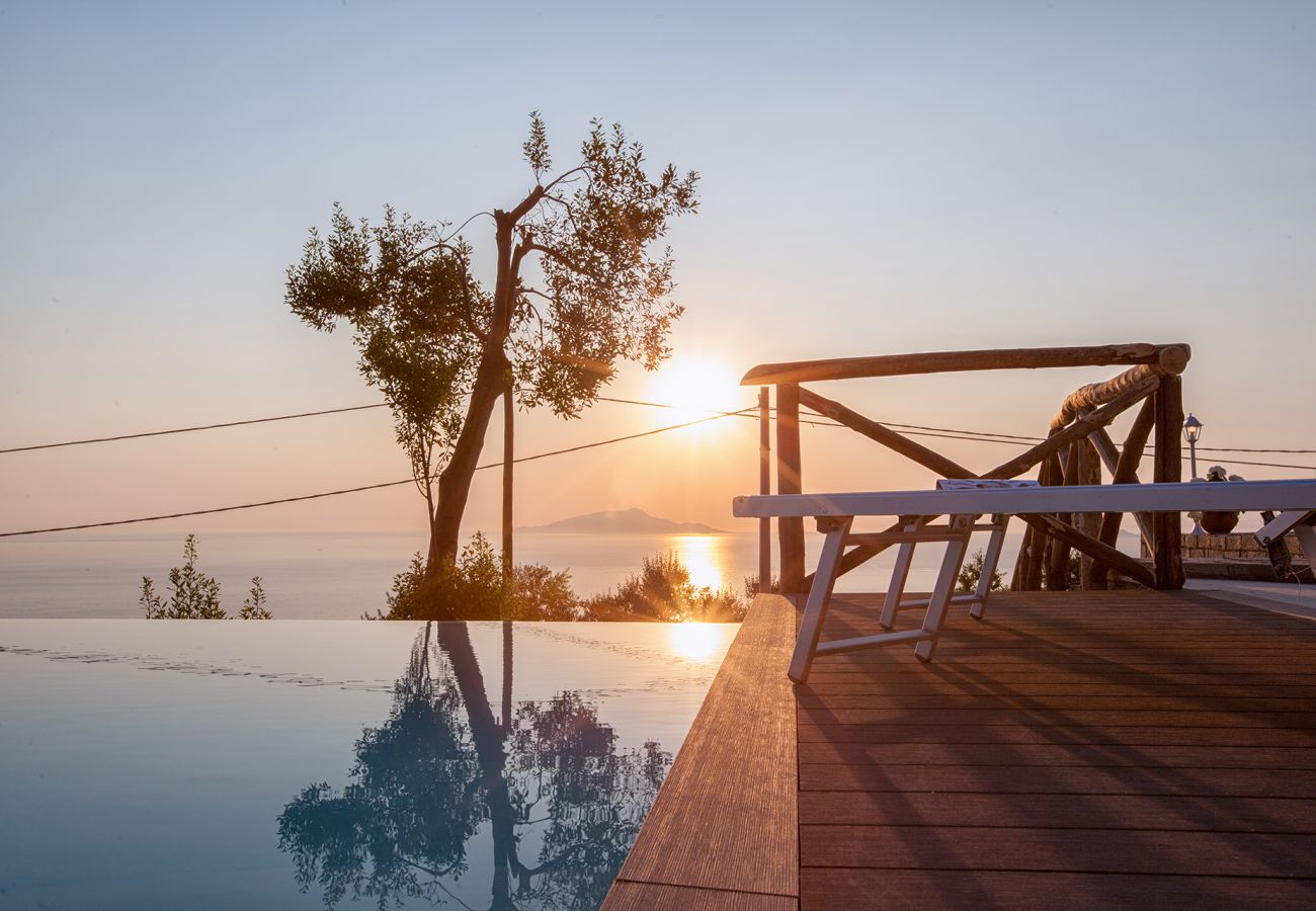 Villa a Sant´Agata sui Due Golfi - Villa Ferrara con Piscina a Sfioro, Vista Mare, Parcheggio e Giardino