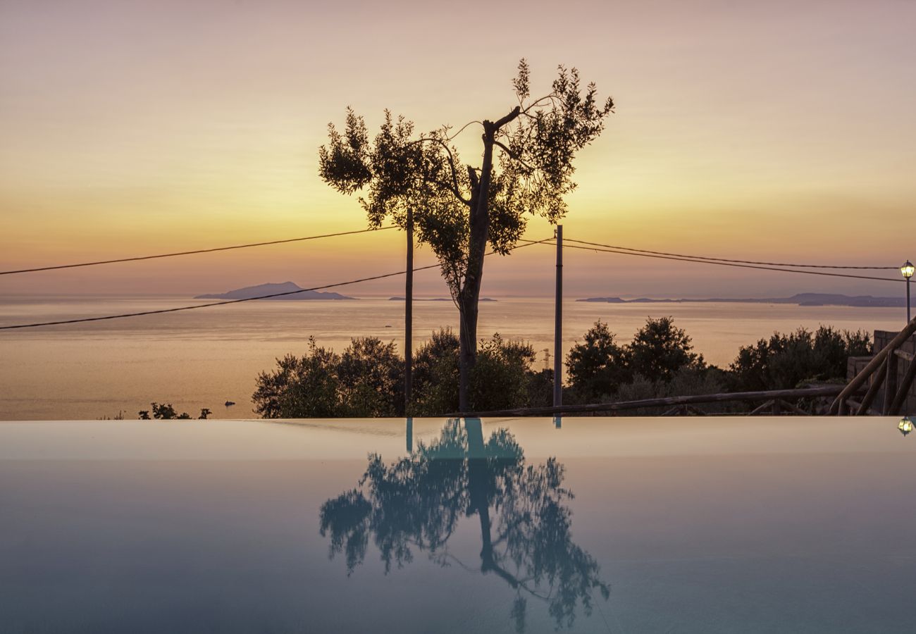 Villa a Sant´Agata sui Due Golfi - Villa Ferrara con Piscina a Sfioro, Vista Mare, Parcheggio e Giardino