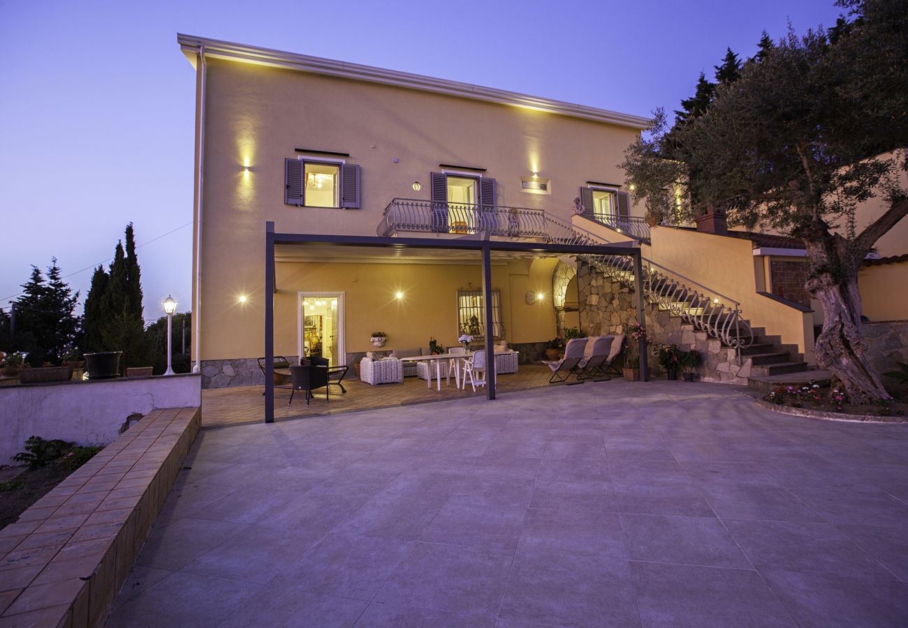 Villa a Sant´Agata sui Due Golfi - Villa Ferrara con Piscina a Sfioro, Vista Mare, Parcheggio e Giardino