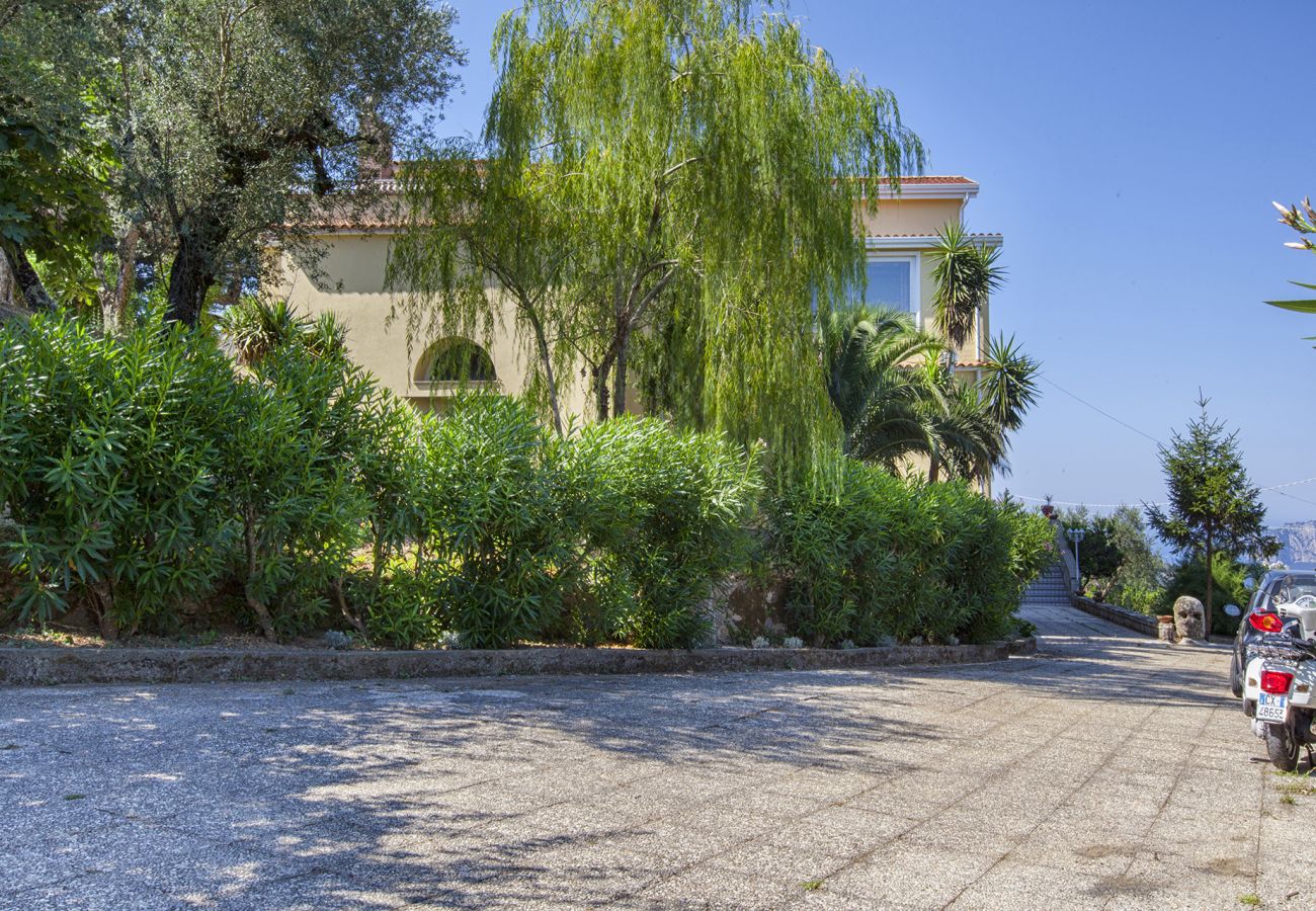 Villa a Sant´Agata sui Due Golfi - Villa Ferrara con Piscina a Sfioro, Vista Mare, Parcheggio e Giardino