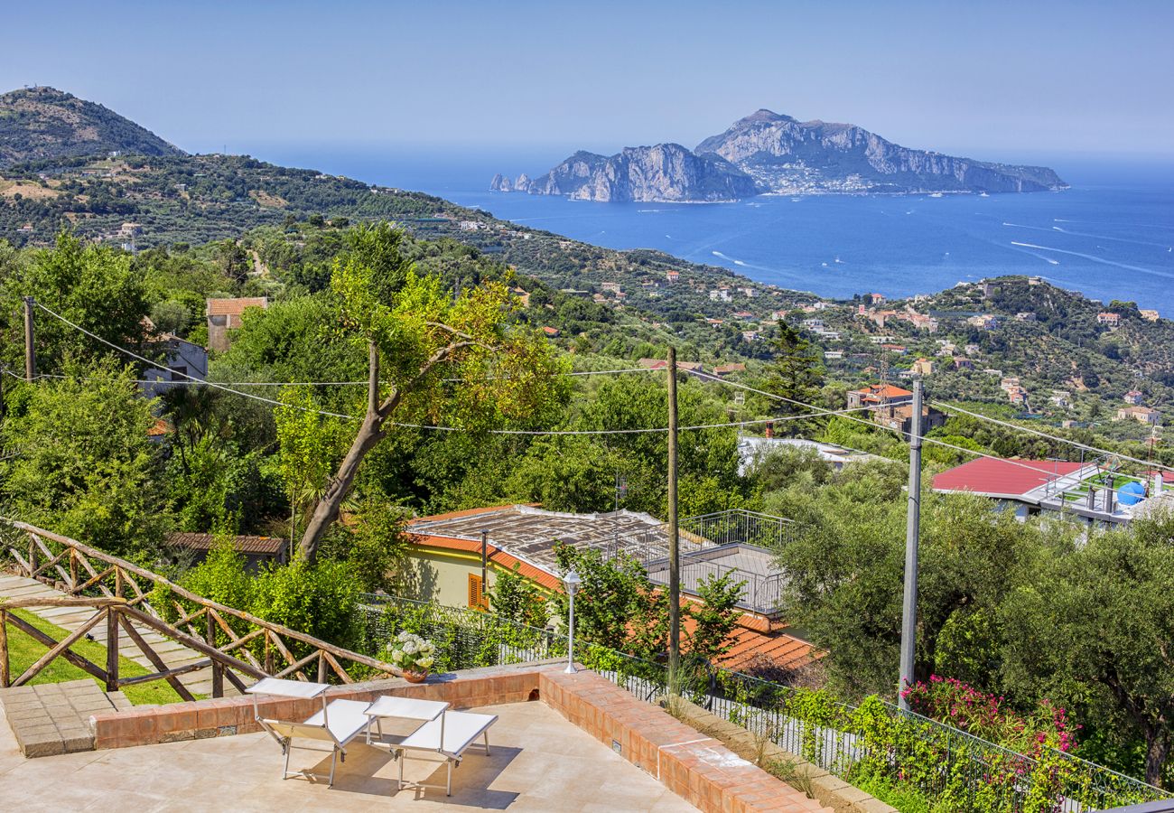 Villa a Sant´Agata sui Due Golfi - Villa Ferrara con Piscina a Sfioro, Vista Mare, Parcheggio e Giardino