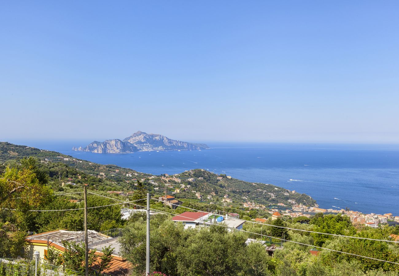 Villa a Sant´Agata sui Due Golfi - Villa Ferrara con Piscina a Sfioro, Vista Mare, Parcheggio e Giardino