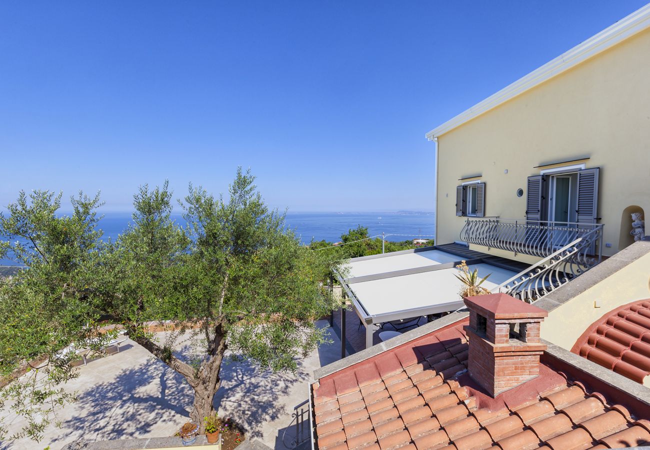 Villa a Sant´Agata sui Due Golfi - Villa Ferrara con Piscina a Sfioro, Vista Mare, Parcheggio e Giardino