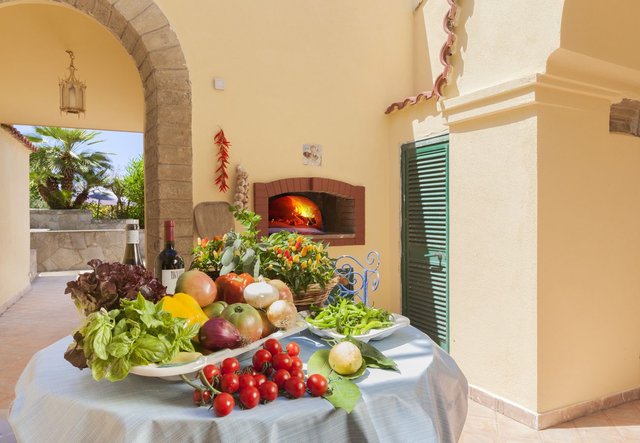 Villa a Sant´Agata sui Due Golfi - Villa Ferrara con Piscina a Sfioro, Vista Mare, Parcheggio e Giardino