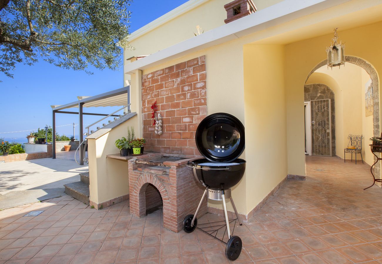 Villa a Sant´Agata sui Due Golfi - Villa Ferrara con Piscina a Sfioro, Vista Mare, Parcheggio e Giardino