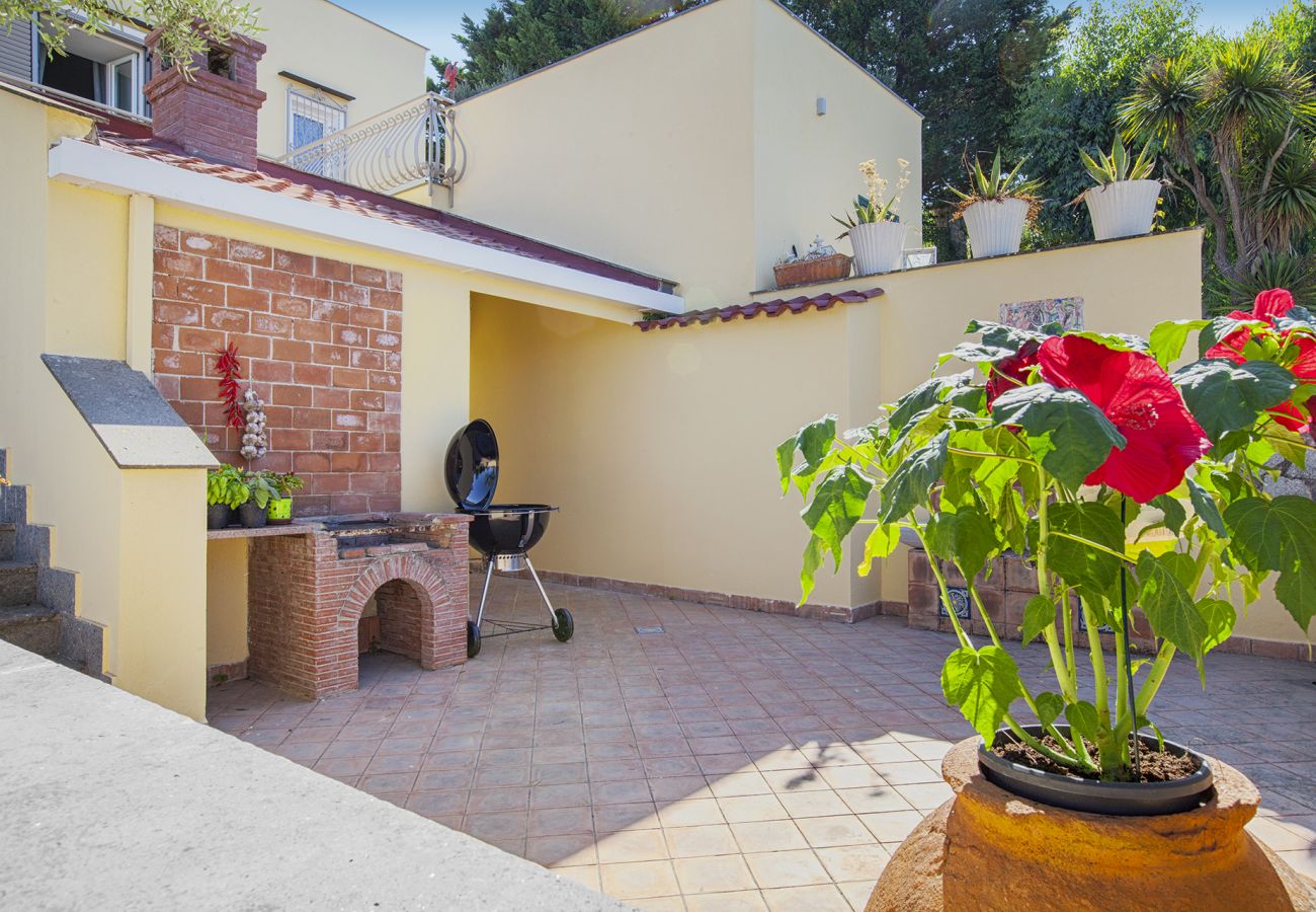 Villa a Sant´Agata sui Due Golfi - Villa Ferrara con Piscina a Sfioro, Vista Mare, Parcheggio e Giardino