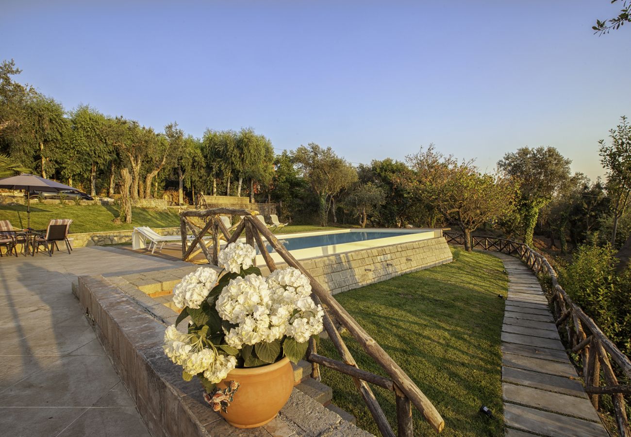 Villa a Sant´Agata sui Due Golfi - Villa Ferrara con Piscina a Sfioro, Vista Mare, Parcheggio e Giardino