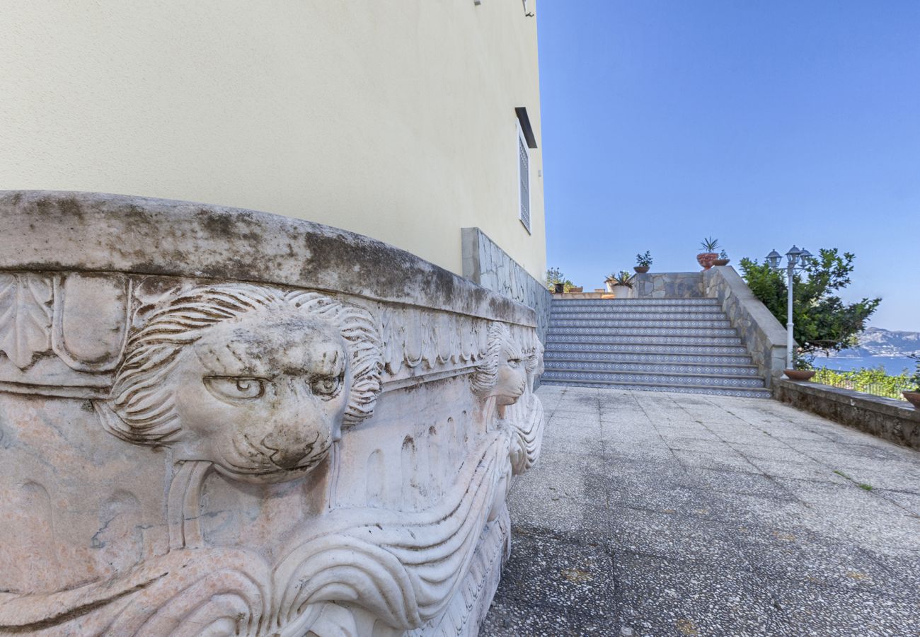 Villa a Sant´Agata sui Due Golfi - Villa Ferrara con Piscina a Sfioro, Vista Mare, Parcheggio e Giardino