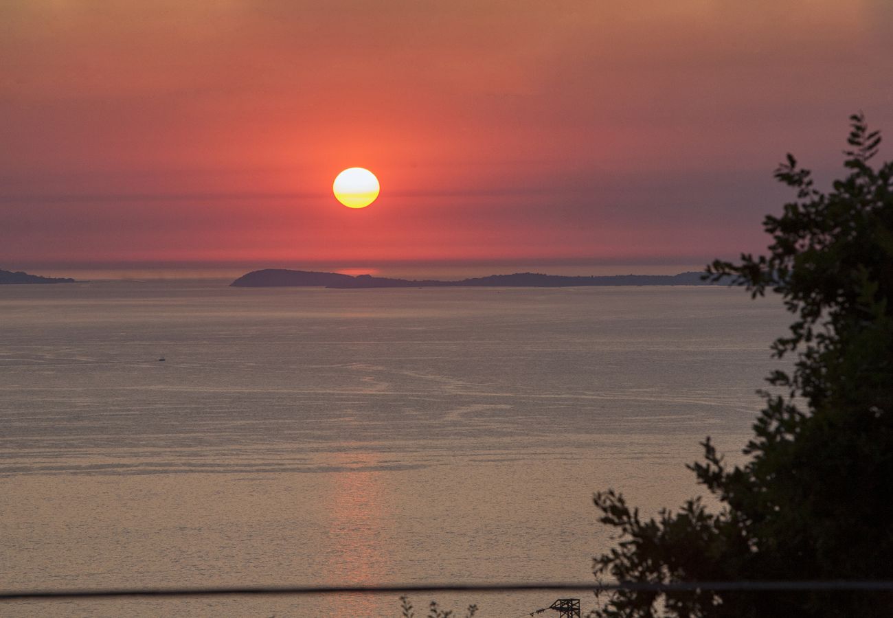 Villa a Sant´Agata sui Due Golfi - Villa Ferrara con Piscina a Sfioro, Vista Mare, Parcheggio e Giardino