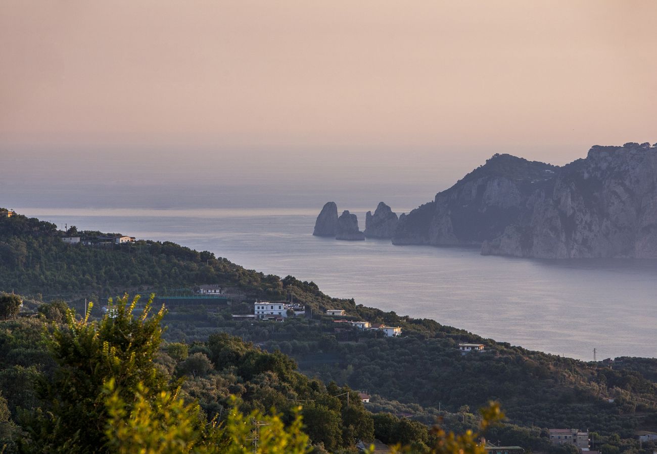 Villa a Sant´Agata sui Due Golfi - Villa Ferrara con Piscina a Sfioro, Vista Mare, Parcheggio e Giardino