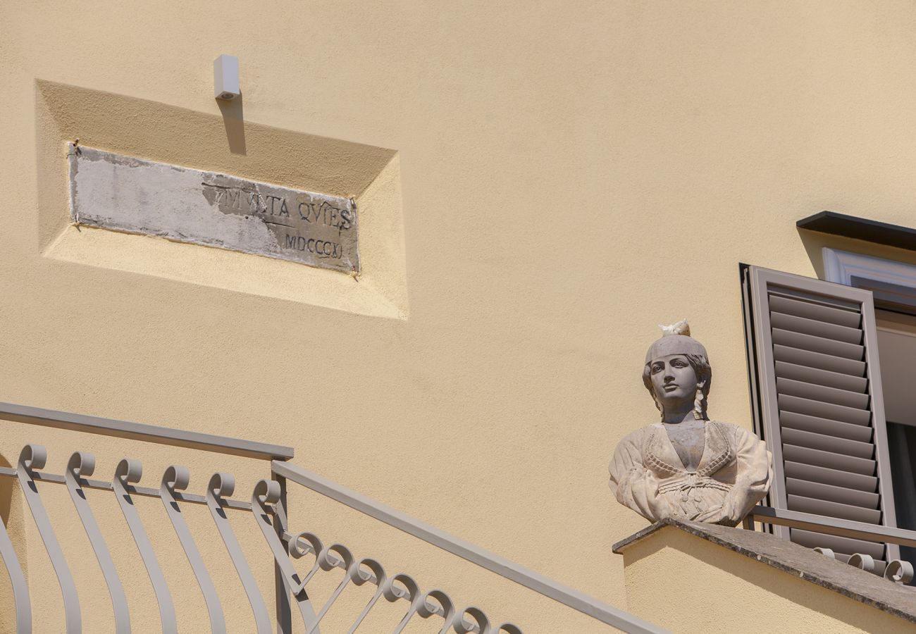 Villa a Sant´Agata sui Due Golfi - Villa Ferrara con Piscina a Sfioro, Vista Mare, Parcheggio e Giardino