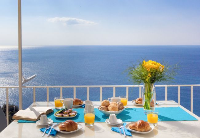 Villa a Positano - AMORE RENTALS - Villa Anna con Terrazza Privata e Vista Mare