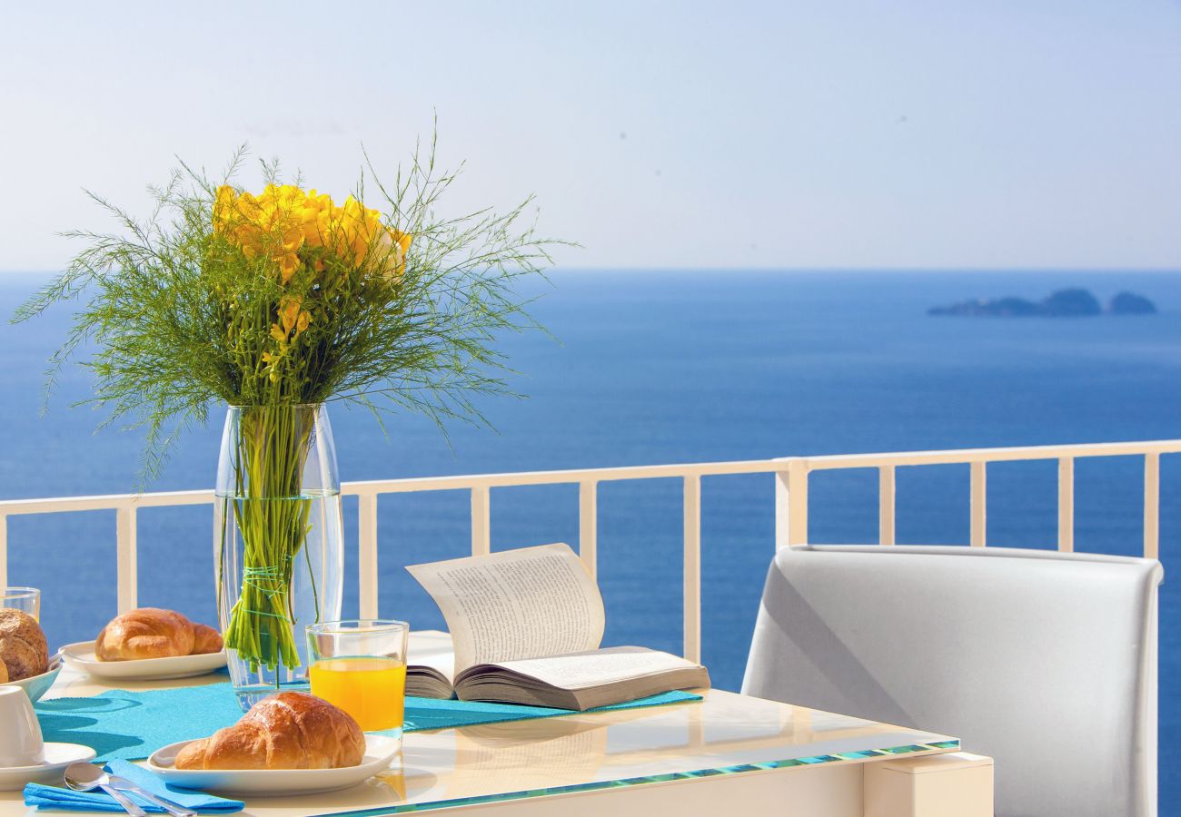 Villa a Positano - AMORE RENTALS - Villa Anna con Terrazza Privata e Vista Mare