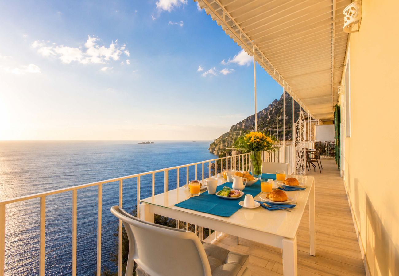 Villa a Positano - AMORE RENTALS - Villa Anna con Terrazza Privata e Vista Mare