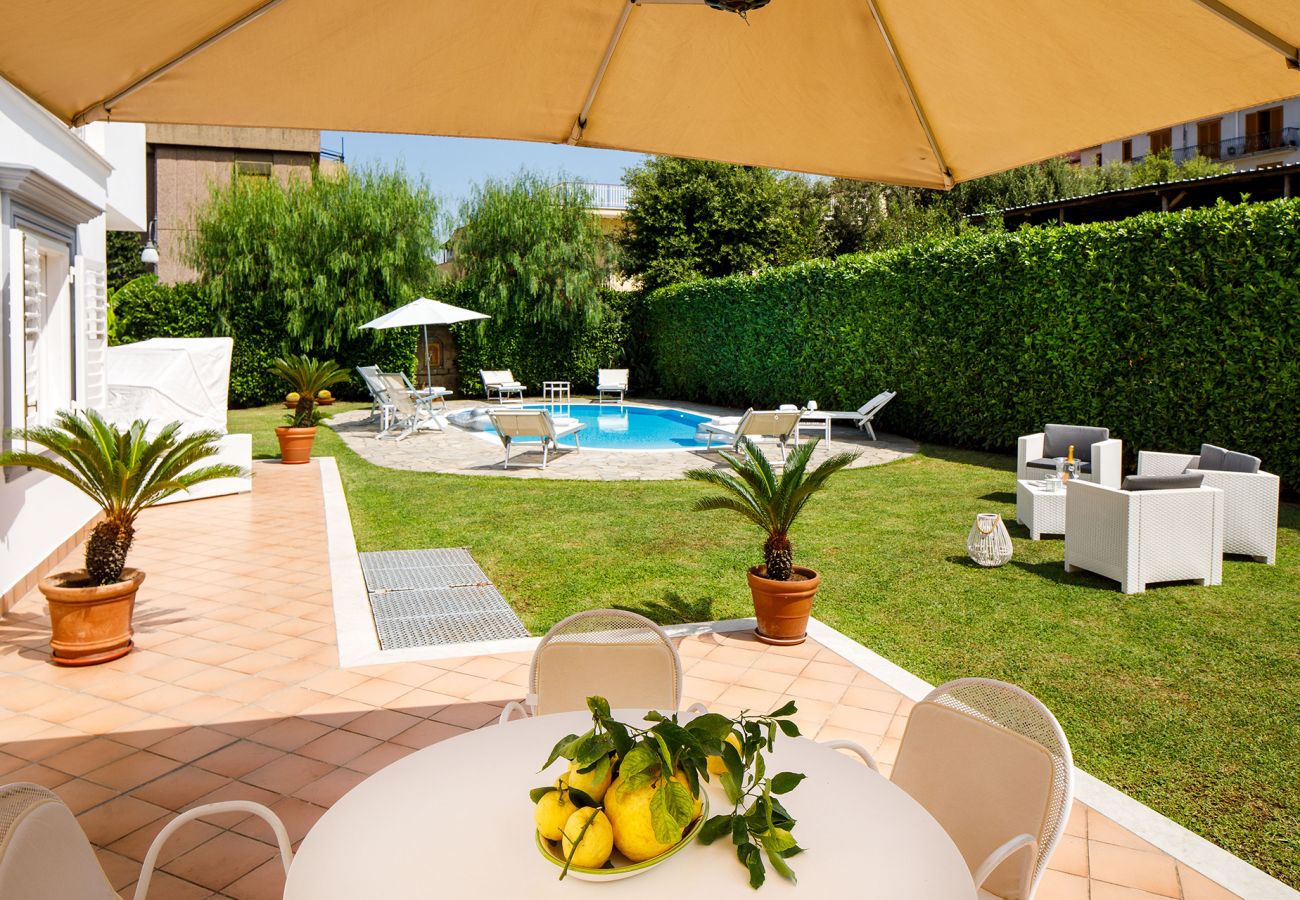 Villa a Sant´Agnello - AMORE RENTALS - Villa Lia con Piscina Privata, Giardino e Parcheggio