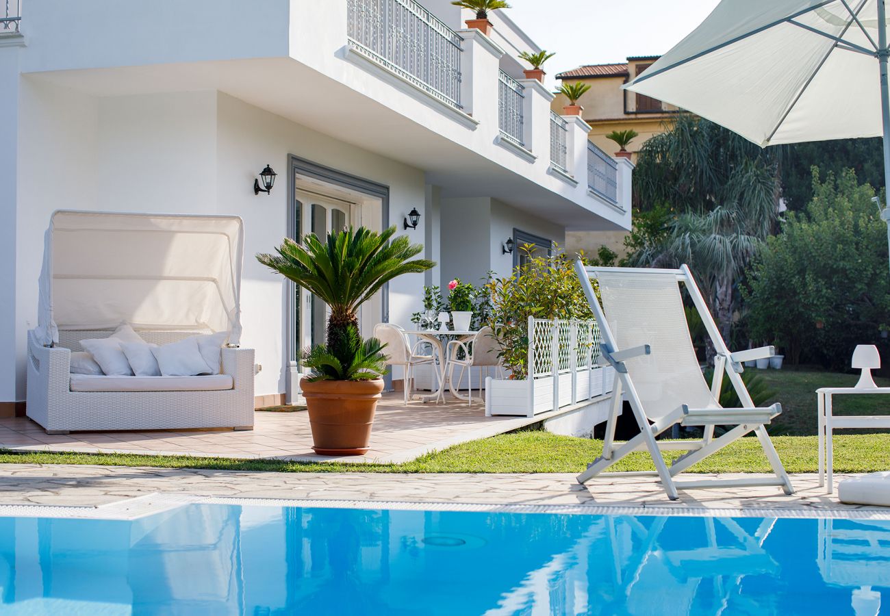 Villa a Sant´Agnello - AMORE RENTALS - Villa Lia con Piscina Privata, Giardino e Parcheggio