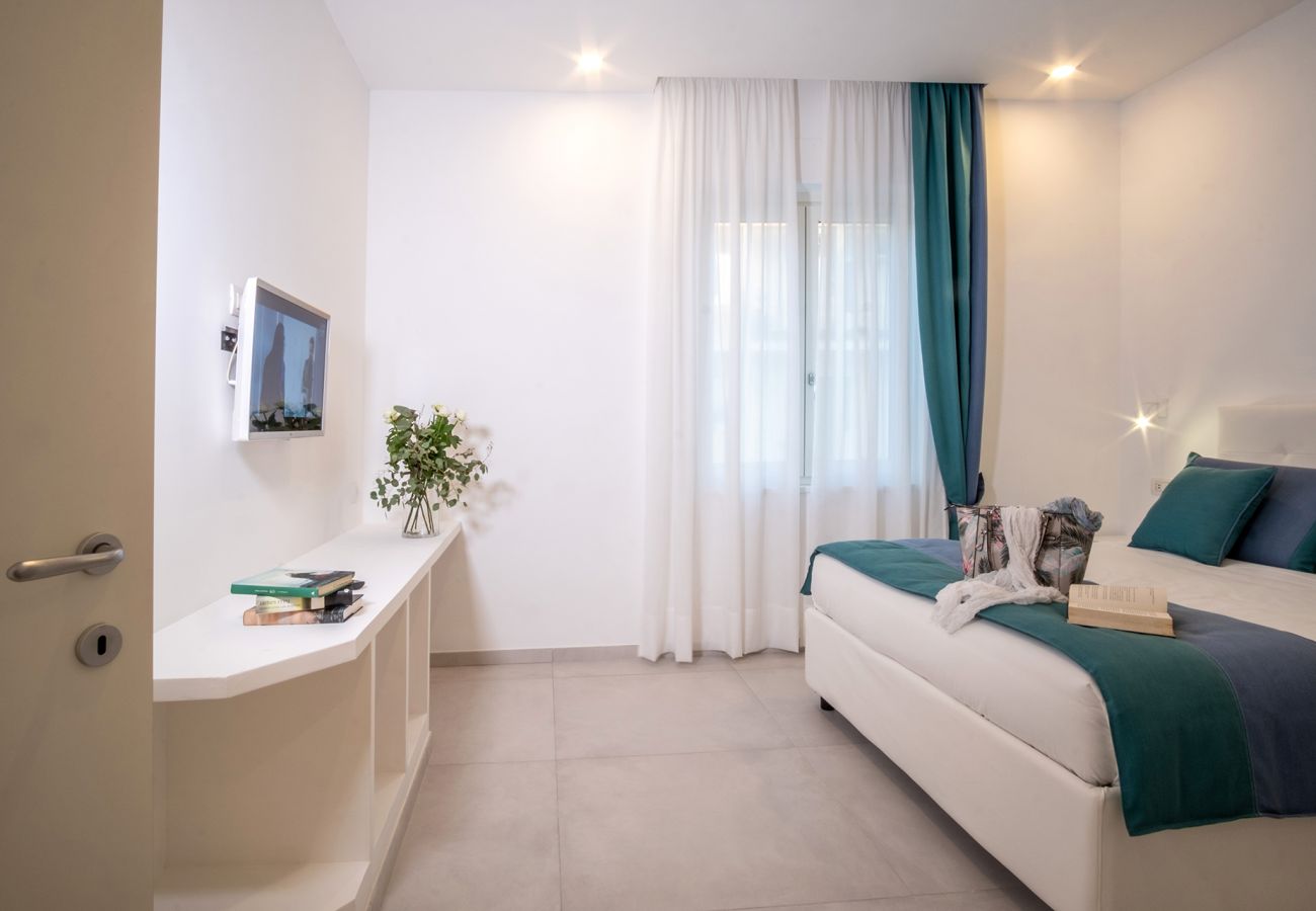 Appartamento a Sorrento - AMORE RENTALS - Appartamento Leone Rosso con Terrazza Privata, Aria Condizionata e Internet WiFi