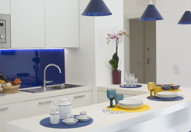 Appartamento a Sorrento - AMORE RENTALS - Sara Home con Terrazza Privata, Aria Condizionata e Internet Wi-Fi Appartamento a Sorrento - AMORE RENTALS - Sara Home con Terrazza Privata, Aria Condizionata e Internet Wi-Fi