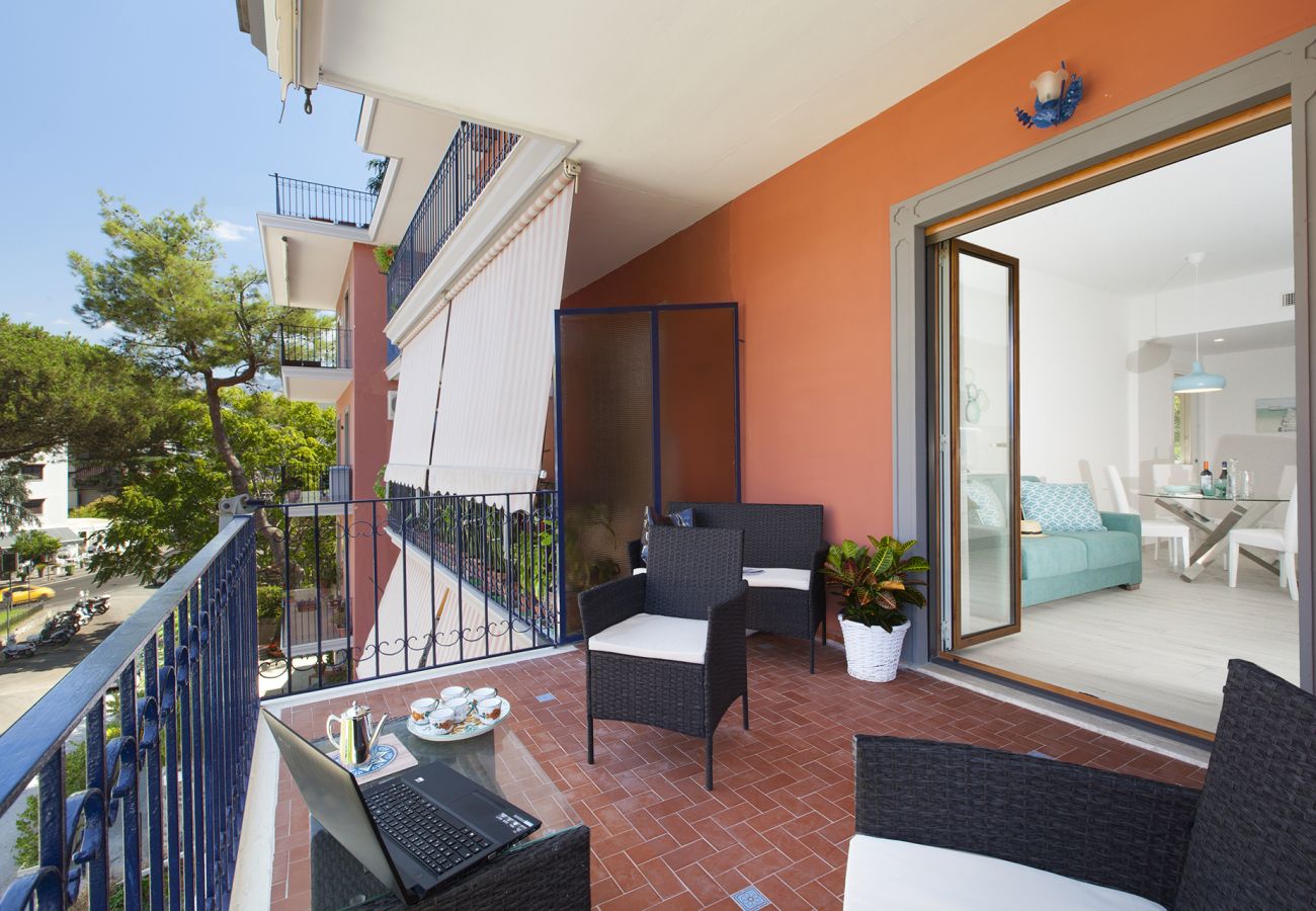 Appartamento a Sorrento - AMORE RENTALS - Sara Home con Terrazza Privata, Aria Condizionata e Internet Wi-Fi