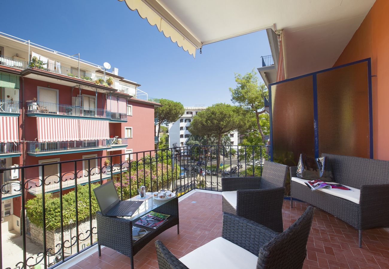 Appartamento a Sorrento - AMORE RENTALS - Sara Home con Terrazza Privata, Aria Condizionata e Internet Wi-Fi