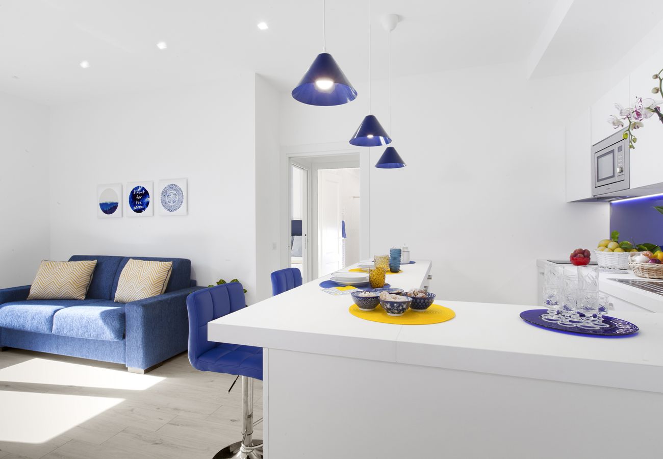 Appartamento a Sorrento - AMORE RENTALS - Sara Home con Terrazza Privata, Aria Condizionata e Internet Wi-Fi