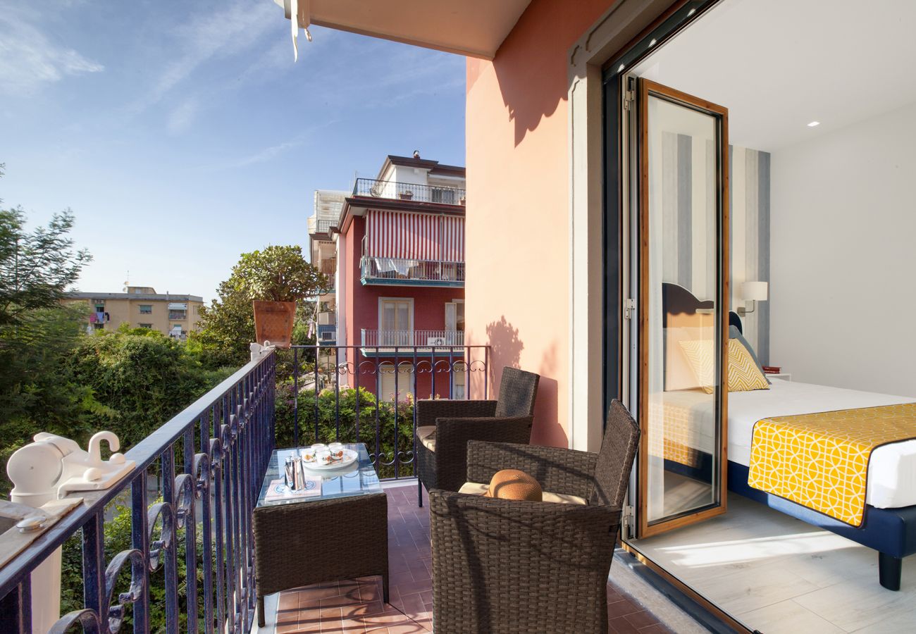 Appartamento a Sorrento - AMORE RENTALS - Sara Home con Terrazza Privata, Aria Condizionata e Internet Wi-Fi