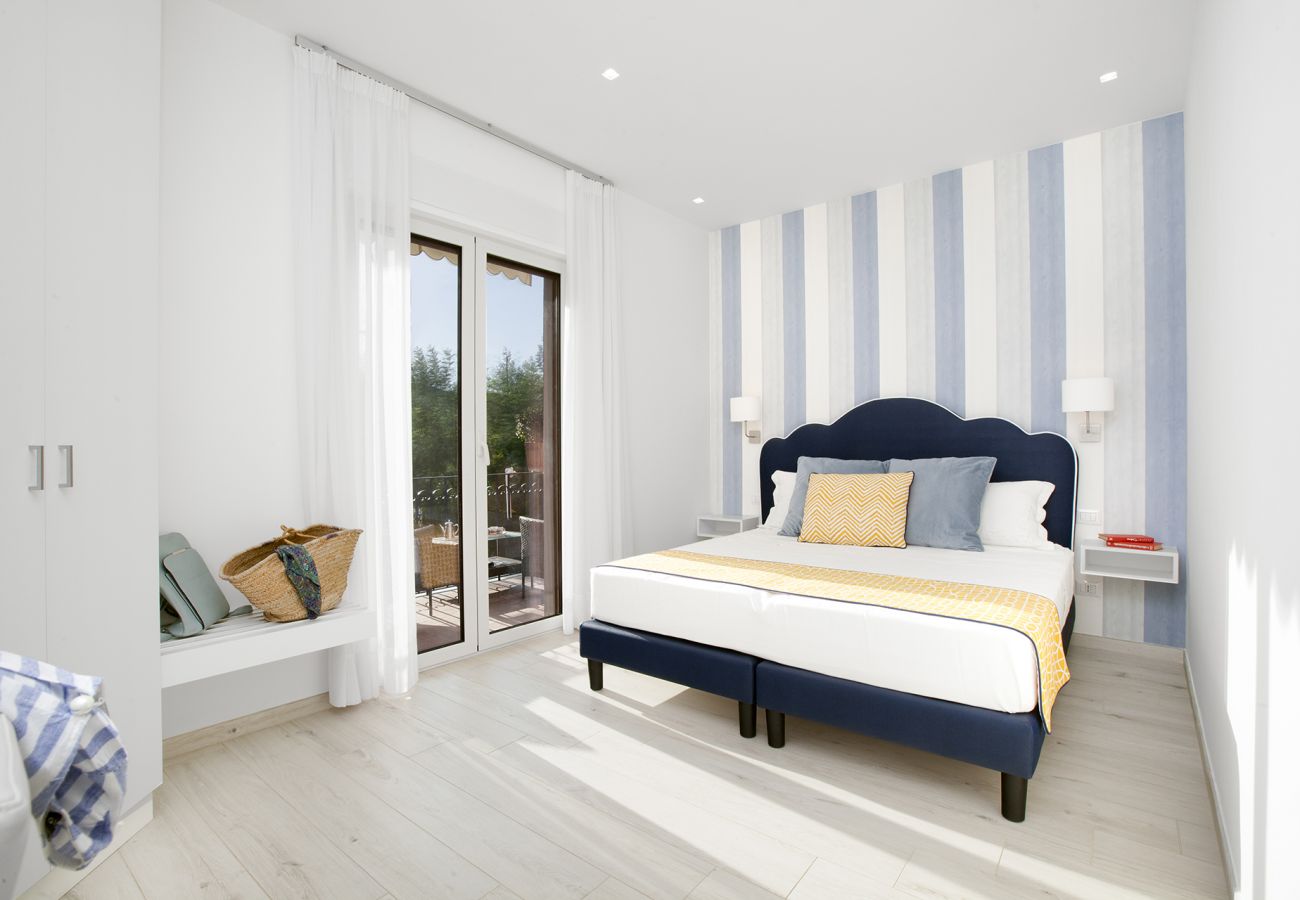 Appartamento a Sorrento - AMORE RENTALS - Sara Home con Terrazza Privata, Aria Condizionata e Internet Wi-Fi