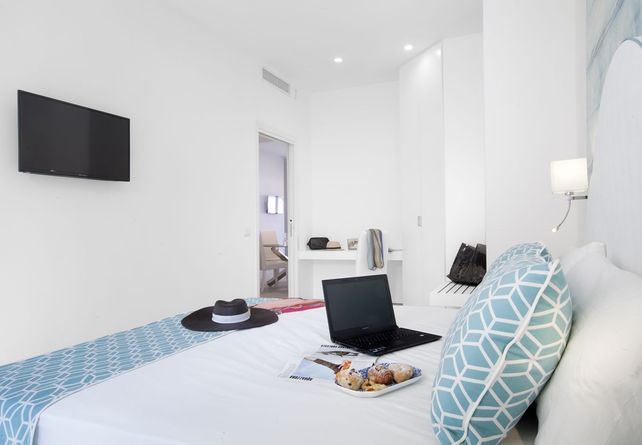 Appartamento a Sorrento - AMORE RENTALS - Sara Home con Terrazza Privata, Aria Condizionata e Internet Wi-Fi