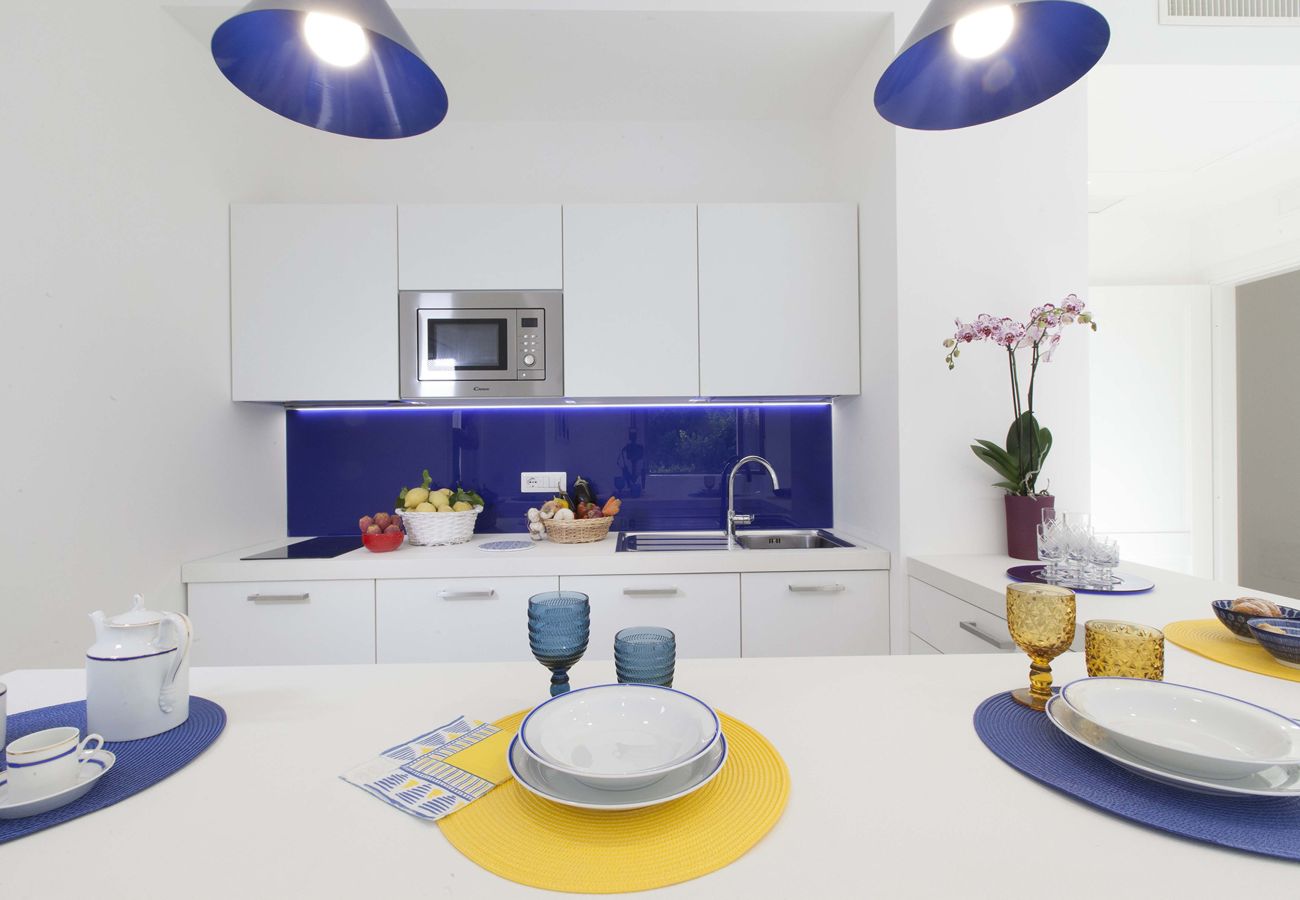 Appartamento a Sorrento - AMORE RENTALS - Sara Home | Due Appartamenti con Terrazze nel Cuore di Sorrento | Perfetto per Famiglie