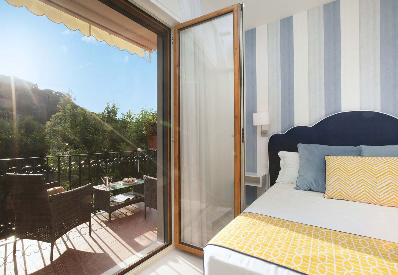 Appartamento a Sorrento - AMORE RENTALS - Sara Home | Due Appartamenti con Terrazze nel Cuore di Sorrento | Perfetto per Famiglie