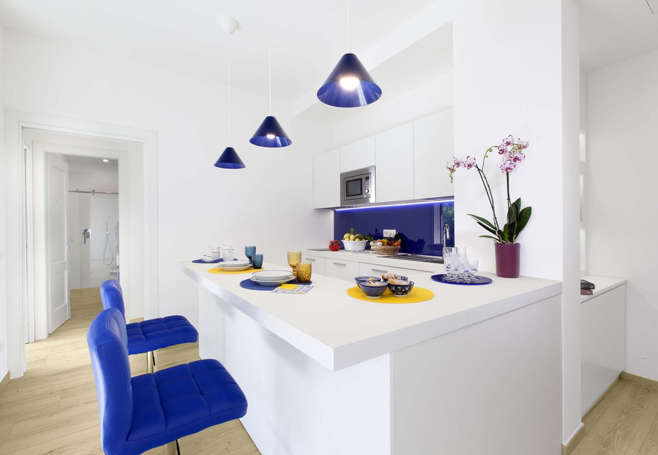 Appartamento a Sorrento - AMORE RENTALS - Sara Home | Due Appartamenti con Terrazze nel Cuore di Sorrento | Perfetto per Famiglie