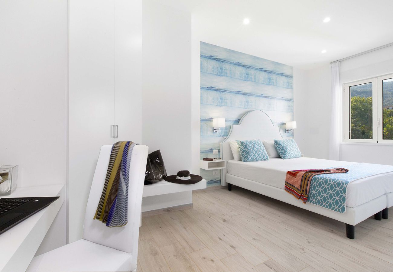 Appartamento a Sorrento - AMORE RENTALS - Sara Home | Due Appartamenti con Terrazze nel Cuore di Sorrento | Perfetto per Famiglie