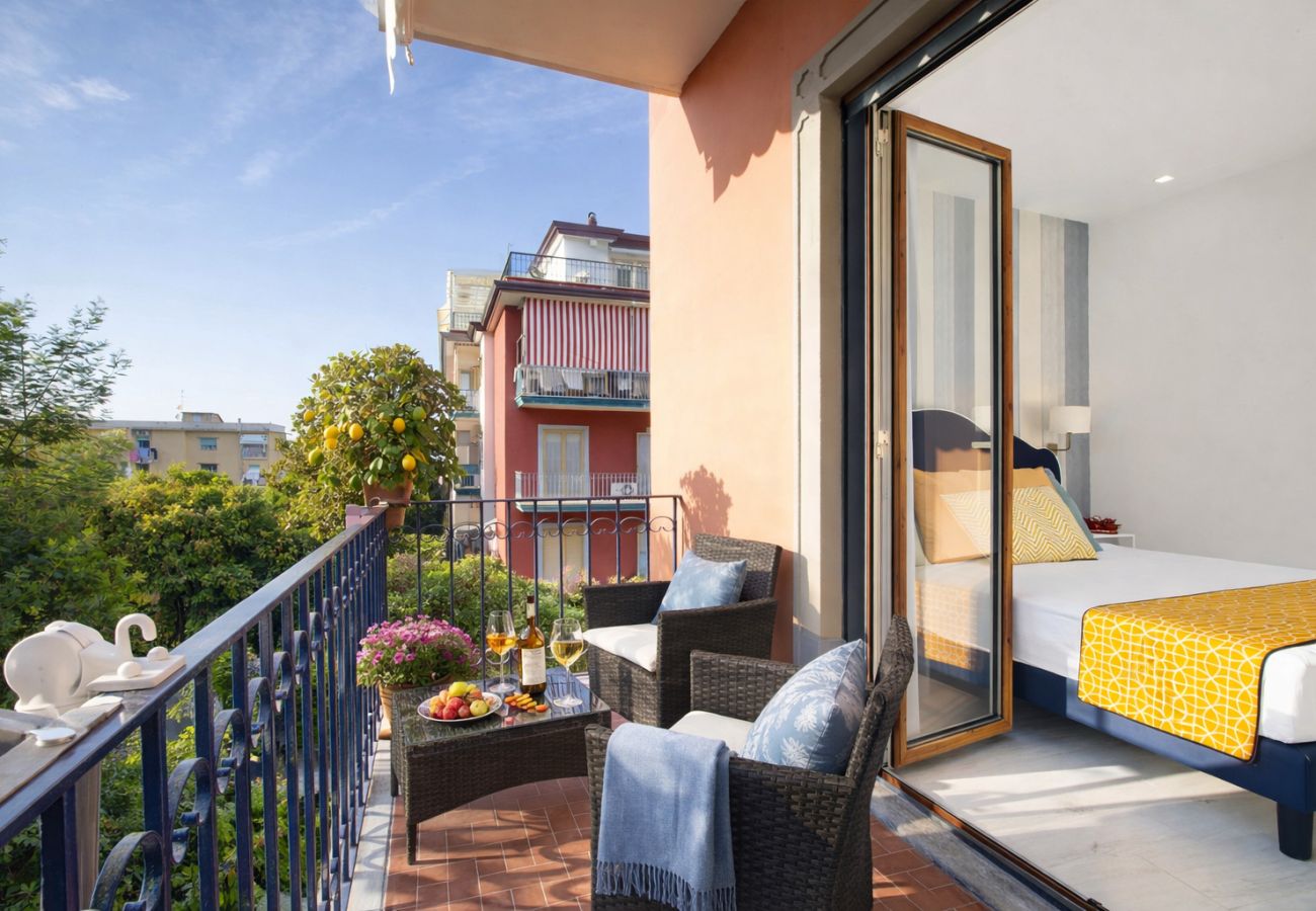 Appartamento a Sorrento - AMORE RENTALS - Sara Home | Due Appartamenti con Terrazze nel Cuore di Sorrento | Perfetto per Famiglie