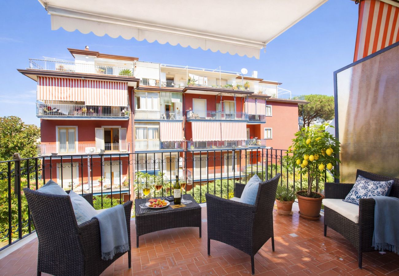 Appartamento a Sorrento - AMORE RENTALS - Sara Home | Due Appartamenti con Terrazze nel Cuore di Sorrento | Perfetto per Famiglie