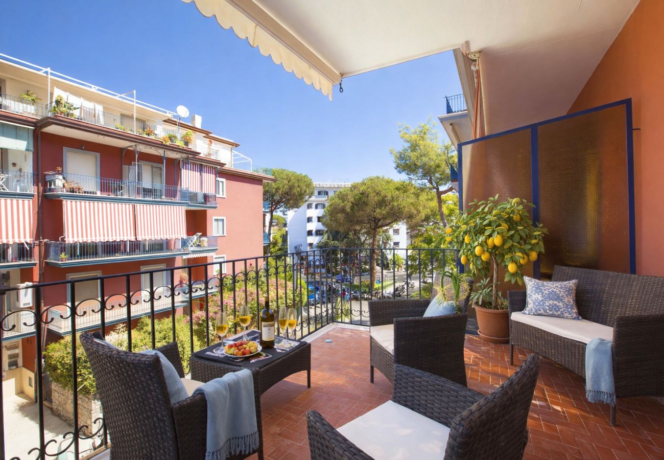 Appartamento a Sorrento - AMORE RENTALS - Sara Home | Due Appartamenti con Terrazze nel Cuore di Sorrento | Perfetto per Famiglie