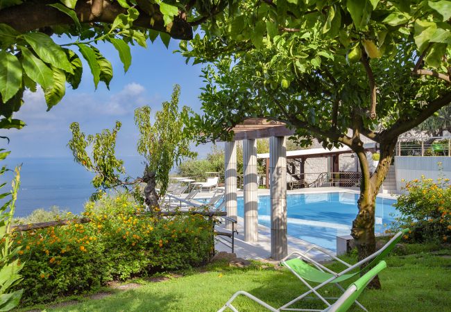 Villa a Massa Lubrense - AMORE RENTALS - Villa Elia con Piscina Privata, Vista Mare, Parcheggio, Terrazzi e Giardino Villa a Massa Lubrense - AMORE RENTALS - Villa Elia con Piscina Privata, Vista Mare, Parcheggio, Terrazzi e Giardino