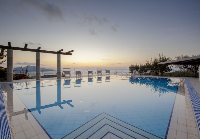 Villa a Massa Lubrense - AMORE RENTALS - Villa Elia con Piscina Privata, Vista Mare, Parcheggio, Terrazzi e Giardino Villa a Massa Lubrense - AMORE RENTALS - Villa Elia con Piscina Privata, Vista Mare, Parcheggio, Terrazzi e Giardino