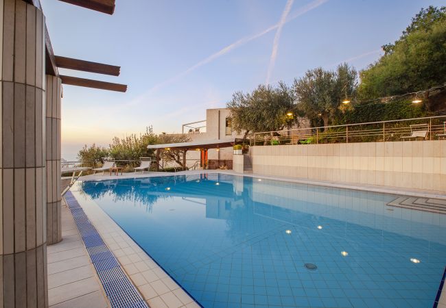 Villa a Massa Lubrense - AMORE RENTALS - Villa Elia con Piscina Privata, Vista Mare, Parcheggio, Terrazzi e Giardino Villa a Massa Lubrense - AMORE RENTALS - Villa Elia con Piscina Privata, Vista Mare, Parcheggio, Terrazzi e Giardino