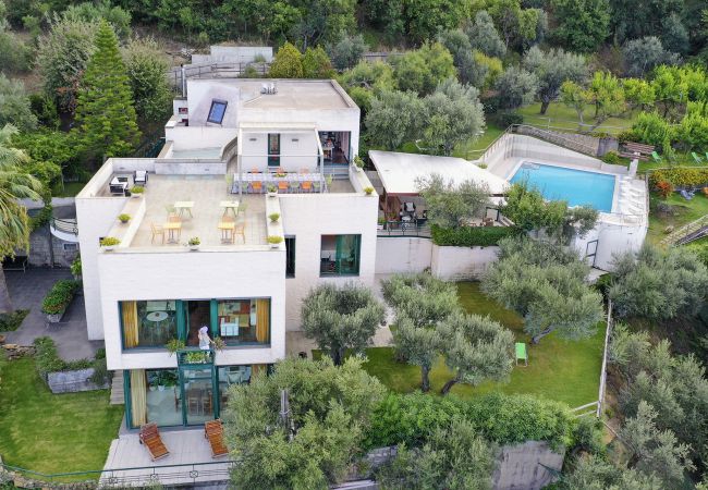 Villa a Massa Lubrense - AMORE RENTALS - Villa Elia con Piscina Privata, Vista Mare, Parcheggio, Terrazzi e Giardino Villa a Massa Lubrense - AMORE RENTALS - Villa Elia con Piscina Privata, Vista Mare, Parcheggio, Terrazzi e Giardino