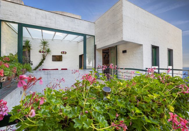 Villa a Massa Lubrense - AMORE RENTALS - Villa Elia con Piscina Privata, Vista Mare, Parcheggio, Terrazzi e Giardino Villa a Massa Lubrense - AMORE RENTALS - Villa Elia con Piscina Privata, Vista Mare, Parcheggio, Terrazzi e Giardino