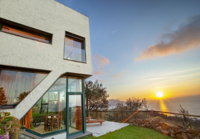 Villa a Massa Lubrense - AMORE RENTALS - Villa Elia con Piscina Privata, Vista Mare, Parcheggio, Terrazzi e Giardino Villa a Massa Lubrense - AMORE RENTALS - Villa Elia con Piscina Privata, Vista Mare, Parcheggio, Terrazzi e Giardino