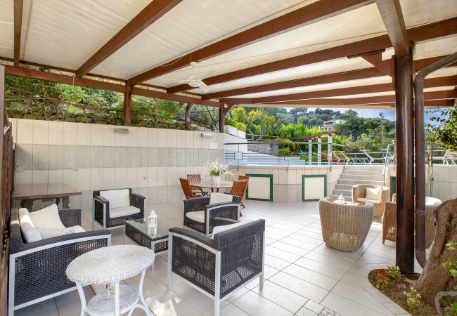 Villa a Massa Lubrense - AMORE RENTALS - Villa Elia con Piscina Privata, Vista Mare, Parcheggio, Terrazzi e Giardino Villa a Massa Lubrense - AMORE RENTALS - Villa Elia con Piscina Privata, Vista Mare, Parcheggio, Terrazzi e Giardino