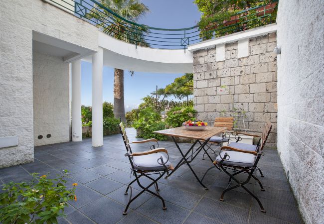 Villa a Massa Lubrense - AMORE RENTALS - Villa Elia con Piscina Privata, Vista Mare, Parcheggio, Terrazzi e Giardino Villa a Massa Lubrense - AMORE RENTALS - Villa Elia con Piscina Privata, Vista Mare, Parcheggio, Terrazzi e Giardino