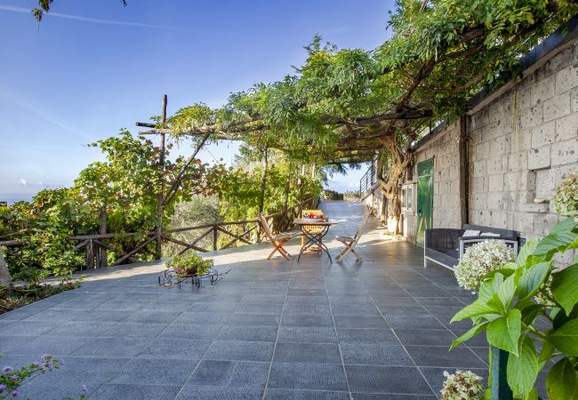 Villa a Massa Lubrense - AMORE RENTALS - Villa Elia con Piscina Privata, Vista Mare, Parcheggio, Terrazzi e Giardino Villa a Massa Lubrense - AMORE RENTALS - Villa Elia con Piscina Privata, Vista Mare, Parcheggio, Terrazzi e Giardino